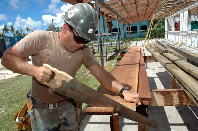 charpentier-SIGNES-min_worker_construction_building_carpenter_male_job_build_helmet-893290